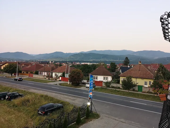 DN7 și dealurile, de pe balcon