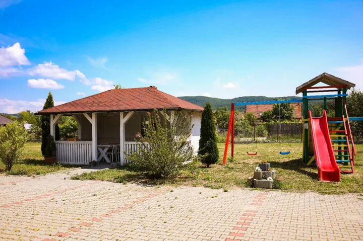 Grădina, foișorul și locul de joacă