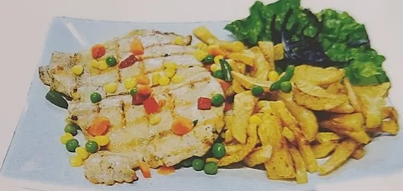 Piept de pui la grătar cu garnitură