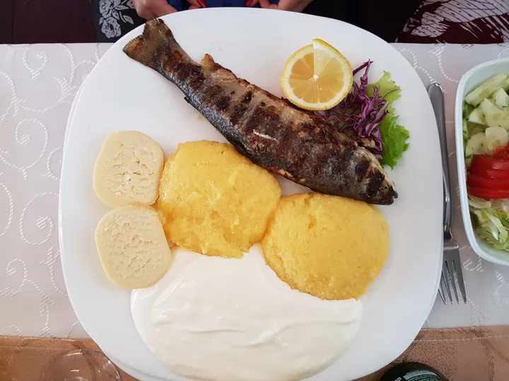 Păstrăv cu mămăliguță