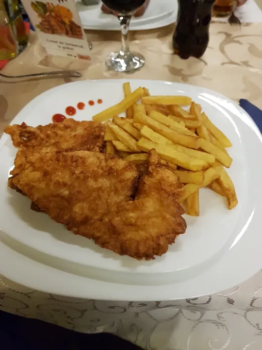 Șnițel cu cartofi prăjiți